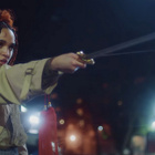 FKA Twigs manie le sabre dans "sad day"