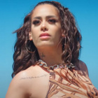 Amel Bent à la plage pour le clip "Lossa"
