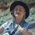 Eloïz cartonne avec "Hey Bro"