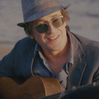 Thomas Dutronc retrouve le sourire dans son clip