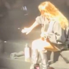 Louane recadre un agent de sécurité en plein concert