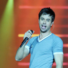 Enrique Iglesias déshabille une fan en concert