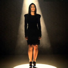 Brune a un cheveu blanc