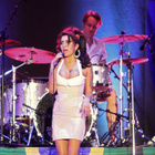 Amy Winehouse complètement ivre sur scène