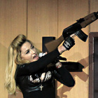 Madonna critiquée pour l'usage de fausses armes