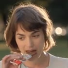 Pub Kinder Country : qui chante ?