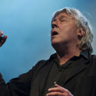 Hué, le chanteur Arno interrompt un concert