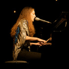 Birdy captive l'Olympia entre calme et tempête