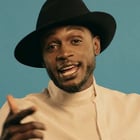 Corneille s'amuse dans le clip "Wine & Bubble"