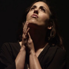 Maude se sent "Seule" dans son nouveau clip