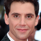 Mika : victime d'homophobie, il répond !