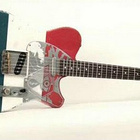 Une guitare bleue-blanc-rouge pour le Bataclan