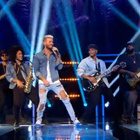 M Pokora chante "Cette année-là" en live