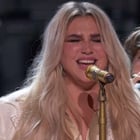 Grammy Awards : Kesha chante "Praying"