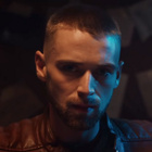 Regard cartonne avec "Ride It"