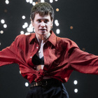 Chris reprend "Blinding Lights" en live