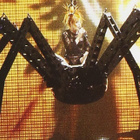 Mylène Farmer : un décor jeté à la poubelle