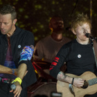 Coldplay et Ed Sheeran chantent "Fix You"