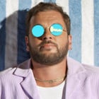 Claudio Capéo se "Laisse aller" dans son clip