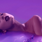 Taylor Swift rêveuse dans le clip "Lavender Haze"