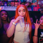Ice Spice à la fête dans le clip "Deli"