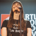 Clara Luciani chante son single en live