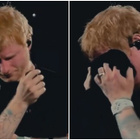Ed Sheeran fond en larmes en plein concert