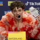 Eurovision : Nemo rend son trophée