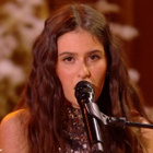Jeanne chante son single pour la première fois