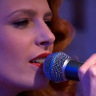 Elodie Frégé chante son single dans "C à vous"