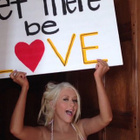 C. Aguilera dévoile le clip "Let There Be Love"