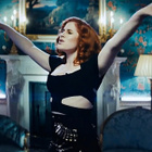 Katy B au bal masqué pour le clip "5 AM"