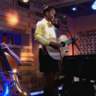 Ayo touchante sur le plateau de "C à vous"