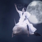 Mina Tindle magique dans le clip de "I Command"
