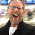 Il chante du C. Dion dans un aéroport... Elle lui répond !