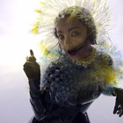 Björk publie le clip étrange de "Lionsong"