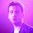 Alex Beaupain fait sa mue sur "Loin" : le clip