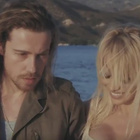 Julien Doré invite Pamela Anderson dans "Le Lac"