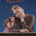 Miley Cyrus s'éclate dans le clip "Younger Now"