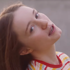 Sigrid brille retourne à l'école pour "High Five"