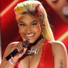 Nicki Minaj dévoile sa poitrine en plein concert