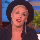 Pink chante un extrait de "Walk Me Home"