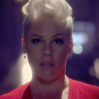 P!nk dévoile le clip de "Walk Me Home"