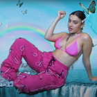 Charli XCX : le clip sur fond vert de "Claws"