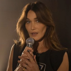 Carla Bruni fait face à un "Petit guépard"
