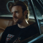 Finneas esseulé dans le clip "Love is Pain"