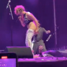 Une chanteuse urine sur un spectateur en concert