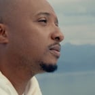 Soprano touche dans le clip "Forrest"