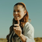 Chimène Badi reprend "Voyage voyage"