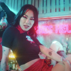 Rina Sawayama s'impose dans le clip "This Hell"